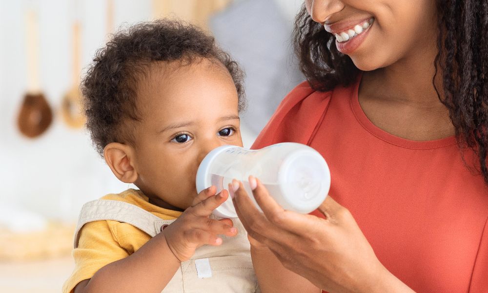 Água: O Momento Ideal e os Riscos da Introdução Precoce na Rotina do Baby
